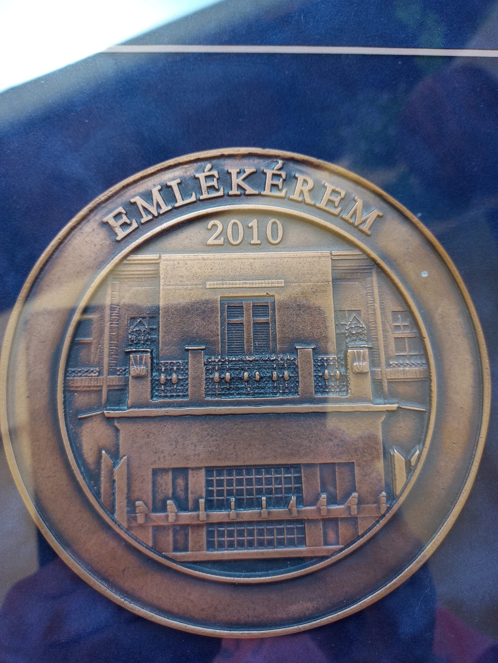 2010. EMLEKEREM a Medgyes haz ujaepitoinek borító